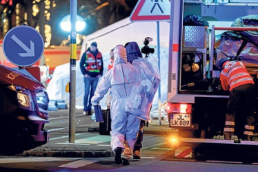 Unos 100 bomberos llegaron al lugar, además de siete unidades del cuerpo de bomberos profesionales y voluntarios y 50 socorristas, que atendieron a los heridos en tiendas de campaña y los transportan a diferentes hospitales de la zona.