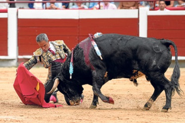 Foto | EFE | LA PATRIA Luis Bolívar abrió con dos orejas la temporada en Cañaveralejo.