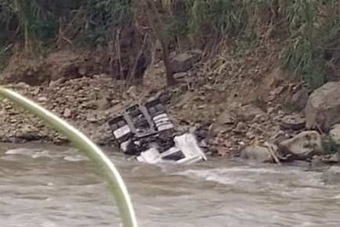 Video: Tractomula se fue al río Cauca en la vía Manizales-Medellín