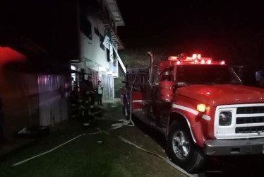 Bomberos atendió el incendio en Aguadas. Fotos de Brumas Casa Audiovisual.