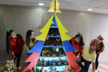 Quienes hacen parte de la Biblioteca Alfonso Borrero Cabal de la UAM hicieron un árbol con cartón con los colores de la bandera de Colombia. La estrella fue reemplazada por la cúpula de la Universidad y el pesebre contó lo más característico de las regiones del país. Asimismo, representaron a la comunidad entrelazada alrededor de la tradición.