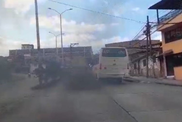 Foto| Cortesía tomada de un video | LA PATRIA  Según ciudadanos de Manizales, algunos vehículos de servicio público de pasajeros generan contaminación en la ciudad.