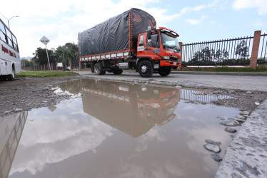 El reflejo del abandono vial: industrias y turismo exponen la odisea que representa atravesar la avenida del Sena en Manizales. Celebran que la Alcaldía de Jorge Eduardo Rojas avanza en estudios y planea construir una segunda calzada en el 2026.