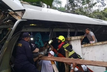 El bus de Los Inquietos del Vallenato chocó contra un árbol en Antioquia.