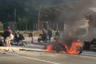 Esta es la moto incinerada luego de un choque con un carro en la vía Manizales - Medellín.