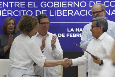 Fotografía del 6 de febrero de 2024 del jefe negociador del Ejército de Liberación Nacional (Eln), Pablo Beltrán (der.); la jefa del equipo de negociación del Gobierno de Colombia, Vera Grabe (izq.), y el ministro de Relaciones Exteriores de Cuba, Bruno Rodríguez, durante una sesión del sexto ciclo de negociaciones con el Eln, en La Habana (Cuba). 