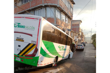 El siniestro de la buseta ocurrió en la vía de descenso hacia el intercambiador de La Fuente, en Manizales.