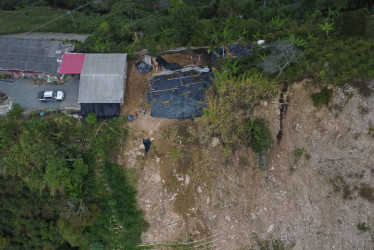 Derrumbes de El Tablazo, en lista de espera. La falla geológica mantiene en vilo a las veredas Guacas y Alto Tablazo, vecinas del abismo. La Unidad de Gestión del Riesgo espera ajustes al POT para definir acciones con Corpocaldas y la comunidad. La finca La India, de Guacas, está a pasos de uno de los derrumbes.