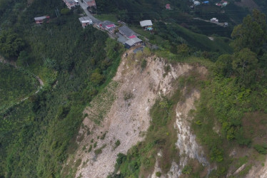 Una ventana al abismo: la ingeniería verde es el antídoto que testea Corpocaldas para frenar los derrumbes en la cárcava de El Tablazo, en las veredas Guacas de Manizales y Alto Tablazo. La finca La India está al filo de la montaña. Allí vive Orlando Idárraga Cardona, quien cuenta cómo es la vida en la cima de la falla geológica.