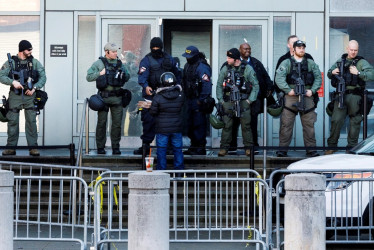 Fotografía de archivo en la que se ve a varios policías federales mientras vigilan el Centro Metropolitano de Detención, en Brooklyn (Nueva York).