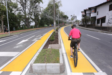 Pedalean mejoras en avenida de Manizales: se recuperó la carpeta asfáltica, se construyó una ciclobanda y se intervinieron puntos críticos. La zona es el reflejo de los planes para la avenida Santander en el 2025. Fotos y opiniones de usuarios de la vía.