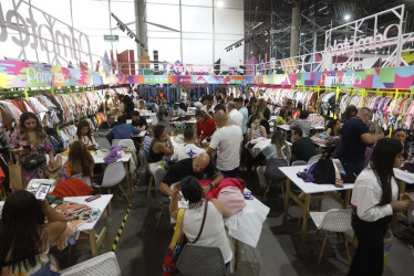 Fotografía de archivo fechada el 23 de enero de 2024 que muestra personas participando en una rueda de negocios durante la primera jornada de la feria Colombiatex 2024, en Medellín. 