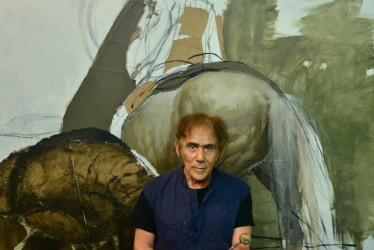 El pintor David Manzur en su estudio de Barichara. 