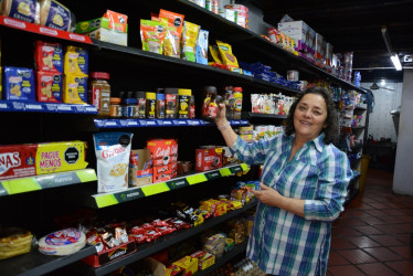 El último servicio de doña Irma: adiós a Rokopan, un estante de recuerdos. María Irma López cerró su tienda tras 18 años. Vecinos y trabajadores la homenajean.