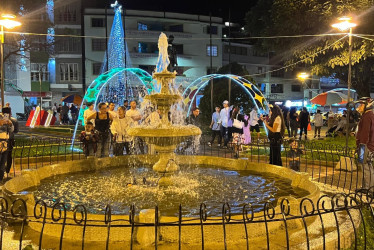 La fuente del parque de Bolívar en Anserma, iluminada en Navidad.