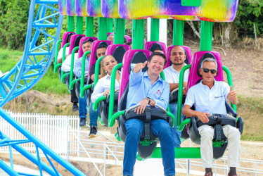 La nueva montaña rusa del Parque del Café, Avix, se estrenó con el presidente de la Federación Nacional de Cafeteros, Germán Bahamón, a bordo. 