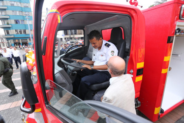 El Cuerpo de Bomberos de Anserma recibió una máquina extintora nueva. La anterior es de 1977.