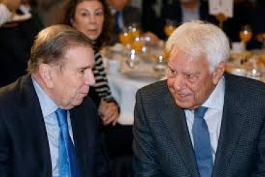 Edmundo González Urrutia (izq.), líder opositor venezolano, y Felipe González, expresidente del Gobierno de España.