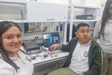 El proyecto de una casa con energía autosostenible les permitió a Leidy, Kevin y Mariana ganar en la U. Autónoma.