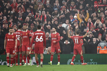 Mohamed Salah (R) de Liverpool celebra tras marcar el tercer gol de su equipo durante el partido de fútbol de la Premier League inglesa entre el Liverpool FC y el Leicester City FC, en Liverpool, Gran Bretaña, el 26 de diciembre de 2024.