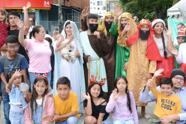 La Navidad cobró vida en Chipre. La Policía Cívica de Manizales puso las melodías, los actores y el escenario. Novenas, pesebre en vivo, música y comida. Fiesta.