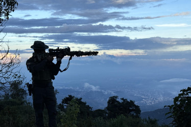 Un policía custodia el Parque Nacional Natural Los Farallones de Cali.