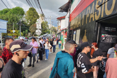 Largas filas hacían este martes (3 de noviembre) los aficionados del Once Caldas para comprar sus boletas para norte barras. La venta de entradas para esta tribuna solo se hace en la sede de la fundación Voces de Aliento, de Holocausto Norte, en el barrio La Estrella. 