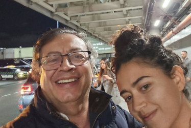 Gustavo Petro, presidente de Colombia, en compañía de su hija, Sofía Petro Alcocer. 