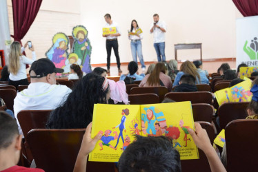 100 niños del ICBF recibieron 100 cuentos donados por E-Containers. 