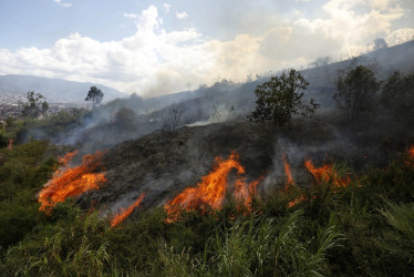 Fotografía de archivo que muestra un incendio forestal el 16 de febrero de 2024, en Medellín.