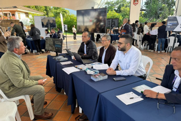 La rendición de cuentas de la Alcaldía de Manizales estuvo distribuida en mesas con las dependencias de la Administración municipal para que la prensa y la ciudadanía preguntaran. En la imagen, la del Instituto de Valorización de Manizales.