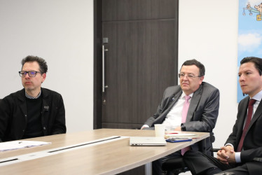 Juan David Correa, ministro de Cultura, y Alejandro Ramelli y Óscar Parra, magistrados de la JEP.