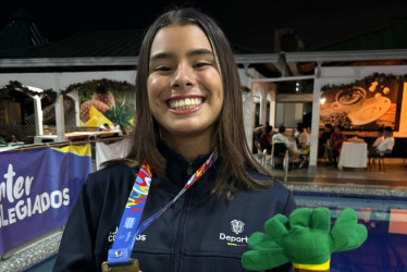 Nicoll Agudelo, la nadadora caldense que ganó 3 oros y 1 plata en los Juegos Suramericanos Escolares en Bucaramanga.