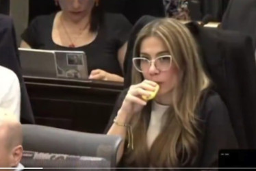 Cathy Juvinao, congresista colombiana, es sorprendida vapeando en el Congreso. 