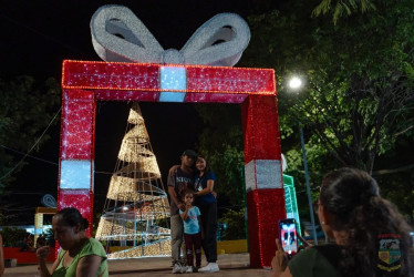 Las familias aprovechan la iluminación navideña para tomar las fotos para el recuerdo en La Dorada (Caldas).