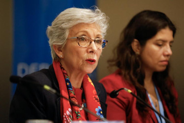 La experta del Comité de la ONU para la Desaparición Forzada, Carmen Rosa Villa habla durante una rueda de prensa este jueves, en Bogotá (Colombia).