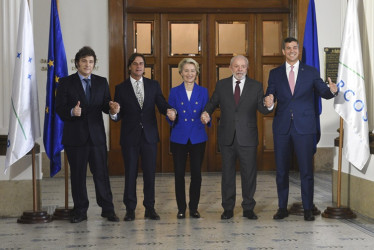 Los presidentes de Argentina, Javier Milei; de Uruguay, Luis Lacalle Pou; la presidenta de la Comisión Europea, Ursula von der Leyen; y los presidentes de Brasil, Luiz Inácio Lula da Silva, y de Paraguay, Santiago Peña, posan en la sede del Mercosur. 