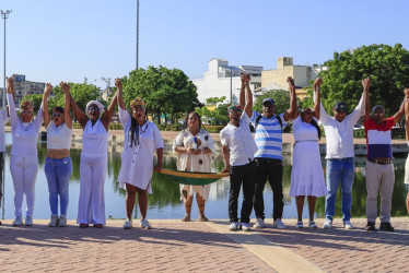 Foto | EFE | LA PATRIA  En un acto simbólico, representantes de 20 municipios de la zona del Canal del Dique tocaron tambores y vertieron sobre la bahía de Cartagena aguas que trajeron de diferentes partes.