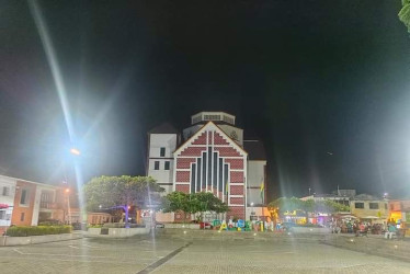 Panorámica del parque de Palestina (Caldas), con el templo al fondo.