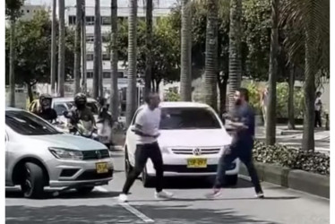 La pelea de dos hombres sobre la avenida Lindsay de Manizales quedó registrada en video. La Policía y el GER dicen que no tuvieron reporte de la riña.