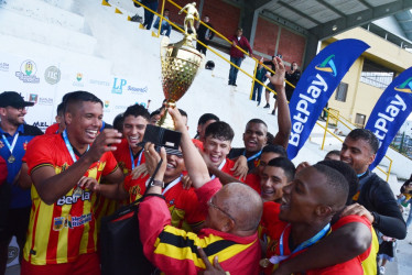 Deportivo Pereira es el campeón de la Copa LA PATRIA 2024. Jugadores e integrantes del cuerpo técnico celebran con el trofeo y las medallas su segundo título en el torneo.