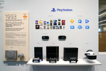 Videoconsolas de PlayStation, títulos de software y otros servicios en red en la sede de la compañía Sony en Tokio,