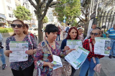 En marzo del 2024, usuarios de Manizales protestaron frente al Centro de Experiencias Vive Chec por las tarifas de energía. Las tarifas de energía bajarán cuando haya escasez en Colombia, como cuando el nivel de agua en los embalses se redujo por la ola de calor, tras una medida del Gobierno nacional. Sin embargo, la norma genera riesgos a largo plazo. Abecé y efectos en palabras simples.