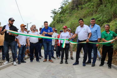 El Sena y habitantes de Bolivia inauguraron la pavimentación en placa huella. 