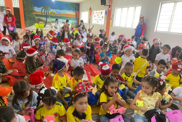 Todos los estudiantes recibieron regalos, la felicidad iluminó sus rostros.