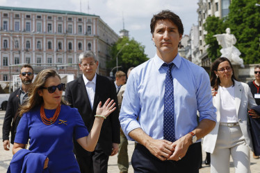 El primer ministro canadiense, Justin Trudeau (der.), y su hasta hace poco viceprimera ministra, Chrystia Freeland, en Kiev (Ucrania). 