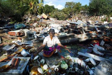 Una mujer reacciona entre los escombros de su hogar destruido en la ciudad de Hambantota (Sri Lanka), afectada por el tsunami, a unos 200 kilómetros al sureste de Colombo, el 30 de diciembre de 2004 (republicada el 23 de diciembre de 2024).