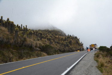 La Gobernación del Tolima resolvió este miércoles (11 de diciembre) reducir el horario del pico y placa ambiental en la vía Manizales (Caldas) - Murillo (Tolima). La medida rige desde el sector caldense de La Esperanza hasta Murillo, por la vía que bordea el volcán Nevado del Ruiz.