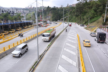 Dos pasos se habilitaron totalmente el viernes en el intercambiador vial de Los Cámbulos, en Manizales. A la obra le quedan tres tareas pendientes tras 15 meses de retrasos.