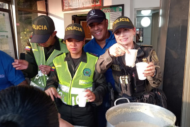 La Navidad está servida: este lunes (23 de diciembre) es la entrega de regalos en las novenas del CAI y la Torre de Chipre, en Manizales. Policías ayudan en los encuentros navideños.